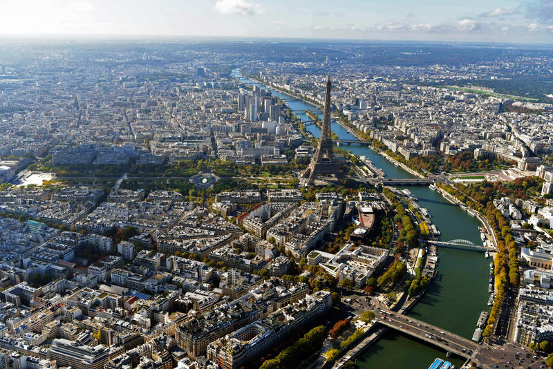 vue aérienne de la Tour Eiffel et la Seine