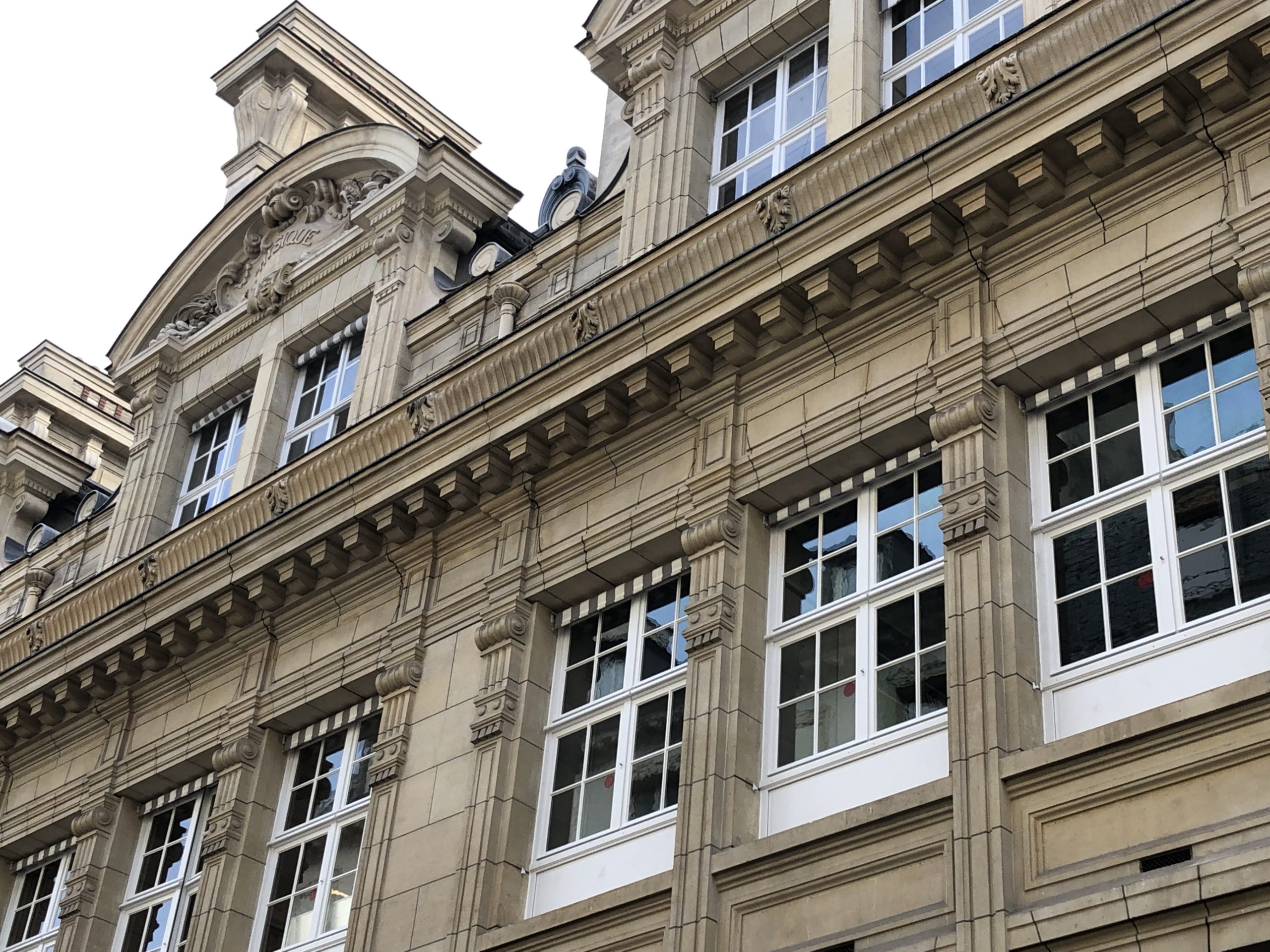 Vue extérieure de la façade de l'université de La Sorbonne, Paris 6