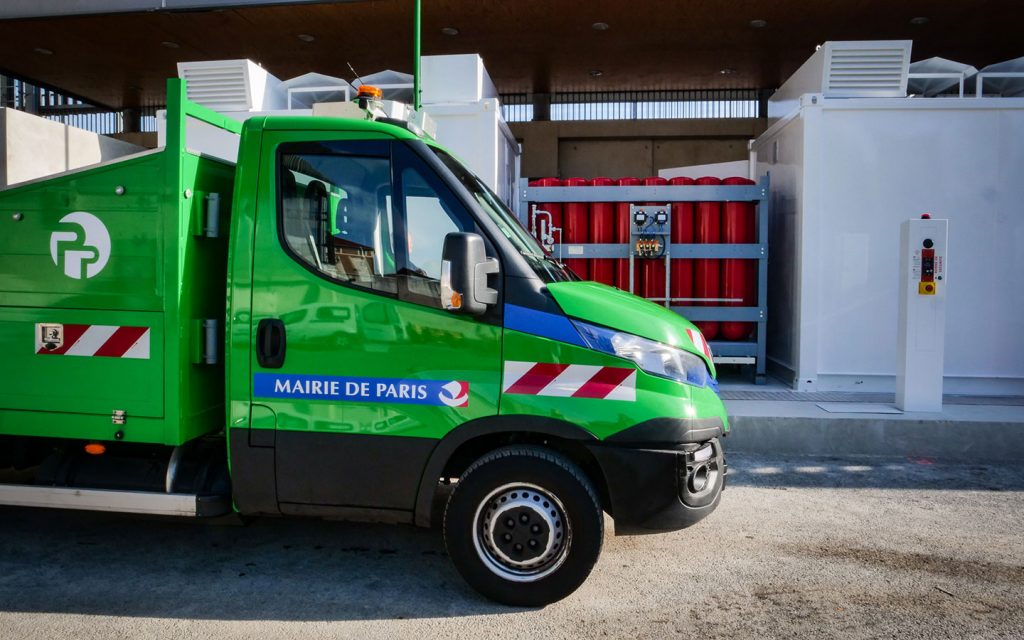 Camion vert de la Mairie de Paris entrain d'être réapprovisionné en GNV