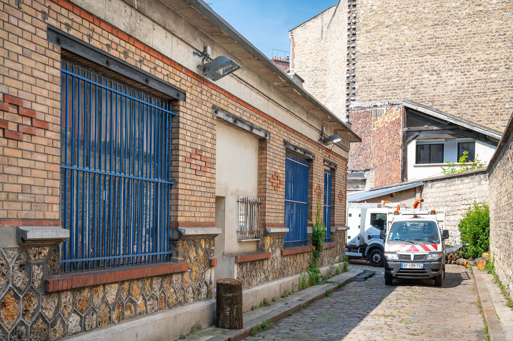 Bâtiment en briques accueillant des services publics de la Ville de Paris situé rue Damesme-Rousselle