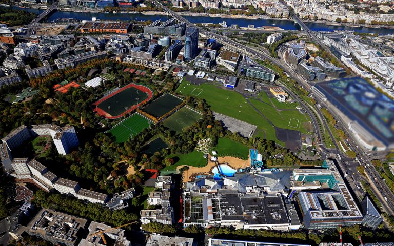 Vue aérienne de l'Héliport d'Issy-les-Moulineaux et du Parc Suzanne Lenglen de Paris.