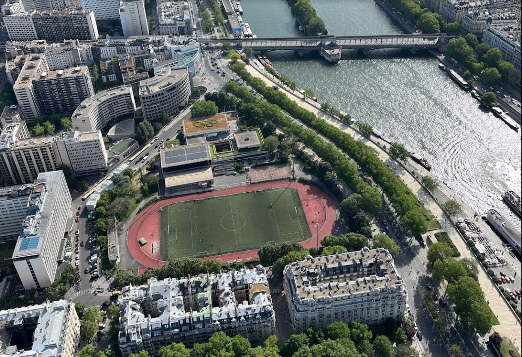 Vue aérienne du centre sportif Emile Anthoine avec son toit végétalisé dessinant les 5 anneaux sportifs à l'occasion des JOP de Paris 2024