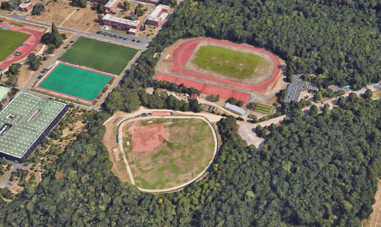 Vue du ciel du stade pershing. Il est au milieu des arbres du bois de Vincennes, et on voit la piste orange se dessiner.