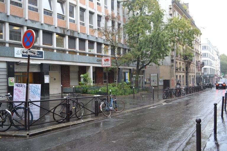 Route face à l'école Lancry sans protection face aux passages de voitures