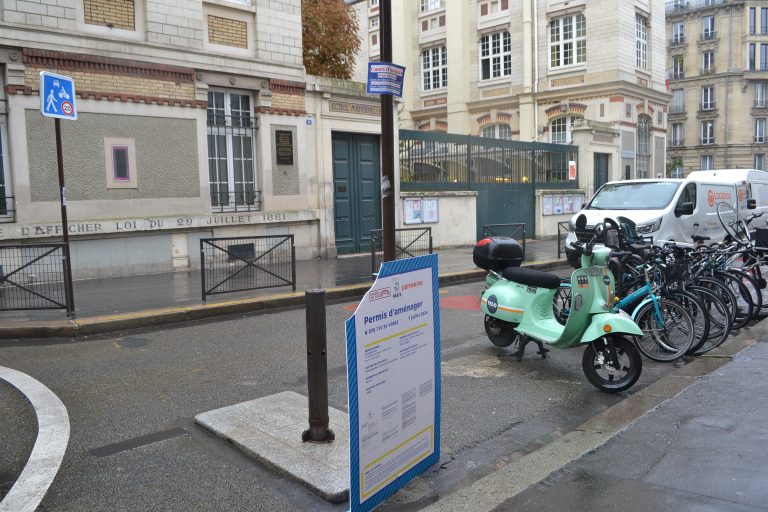 Rue vicq d'Azir, image de devant l'école, passage de voitures possible et pas de végétalisation