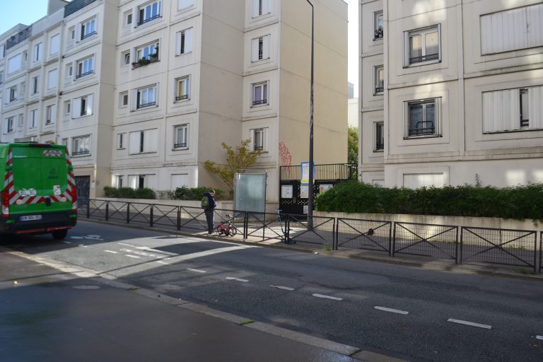 route avec passage de voiture devant l'école duranti