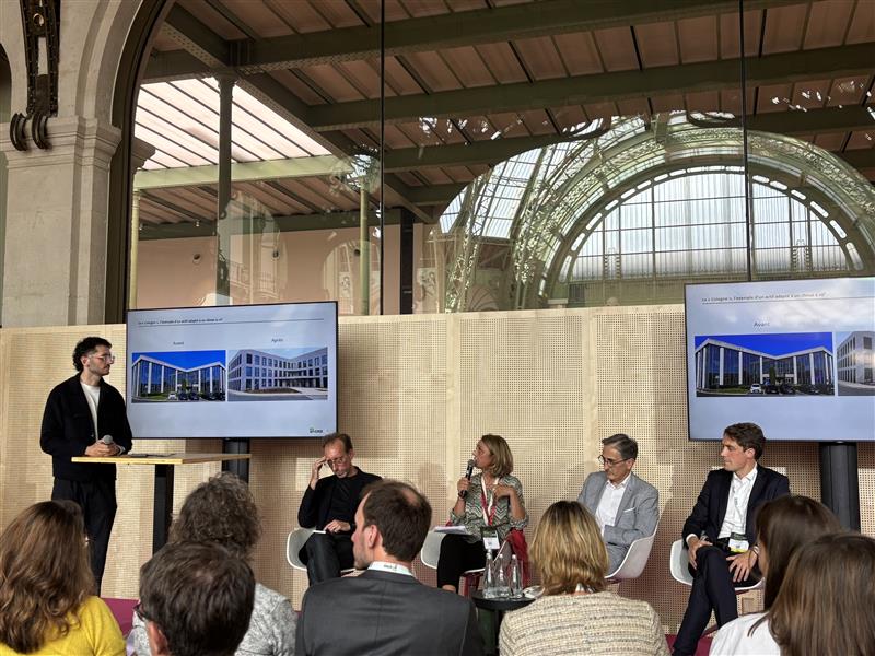 Sylvie Angeloni (directrice générale de PariSeine), Franck Boutté (Atelier Franck Boutté), Vincent Fouchier (Métropole Aix-Marseille-Provence) et Nicolas Joly (Icade) sont alignés devant le public pour présenter leur conférence