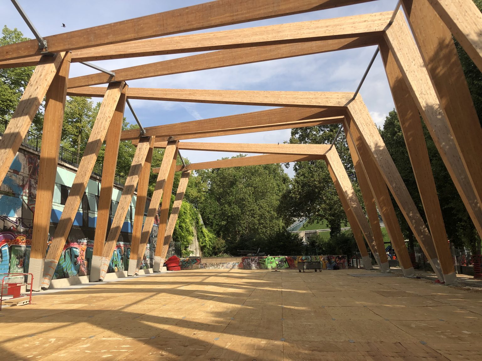 La Charpente en bois de 13m de haut constituant l'ossature du nouvel Espace de Glisse de Bercy