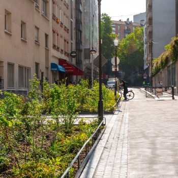 Rue aux écoles Vicq d'Azir à Paris 10e végétalisée et piétonnisée